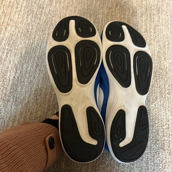 Nike Blue Running Shoes - Picture 2 of 7